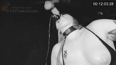 فتاة جميلة مع الثدي المثالي في ثقب المجد